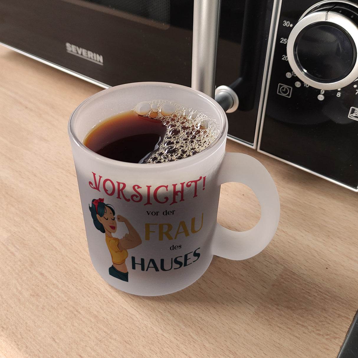 Hausfrau Kaffeebecher mit Spruch Vorsicht vor der Frau des Hauses
