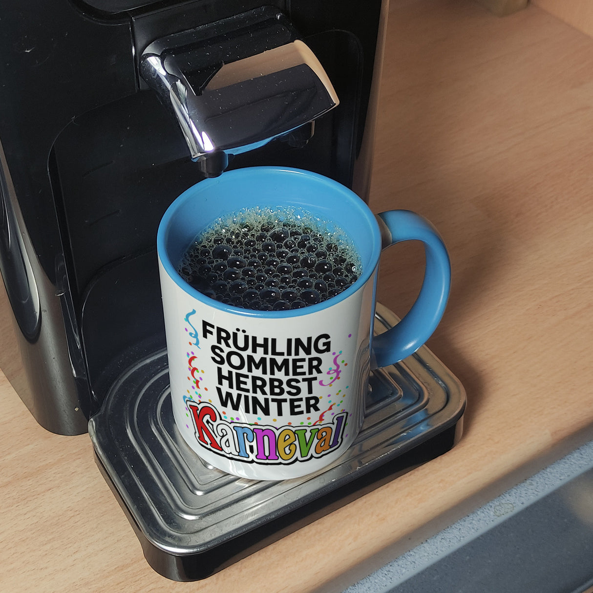 Kölner Karneval Kaffeebecher mit Konfetti und Luftschlangen