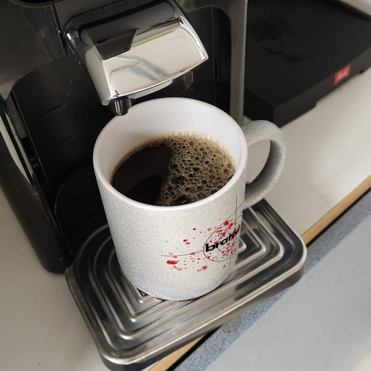 Bratort Kaffeebecher mit Blutspritzern und Fadenkreuz