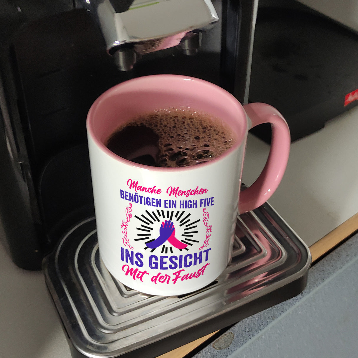 High Five Kaffeebecher mit Spruch: High Five ins Gesicht mit der Faust