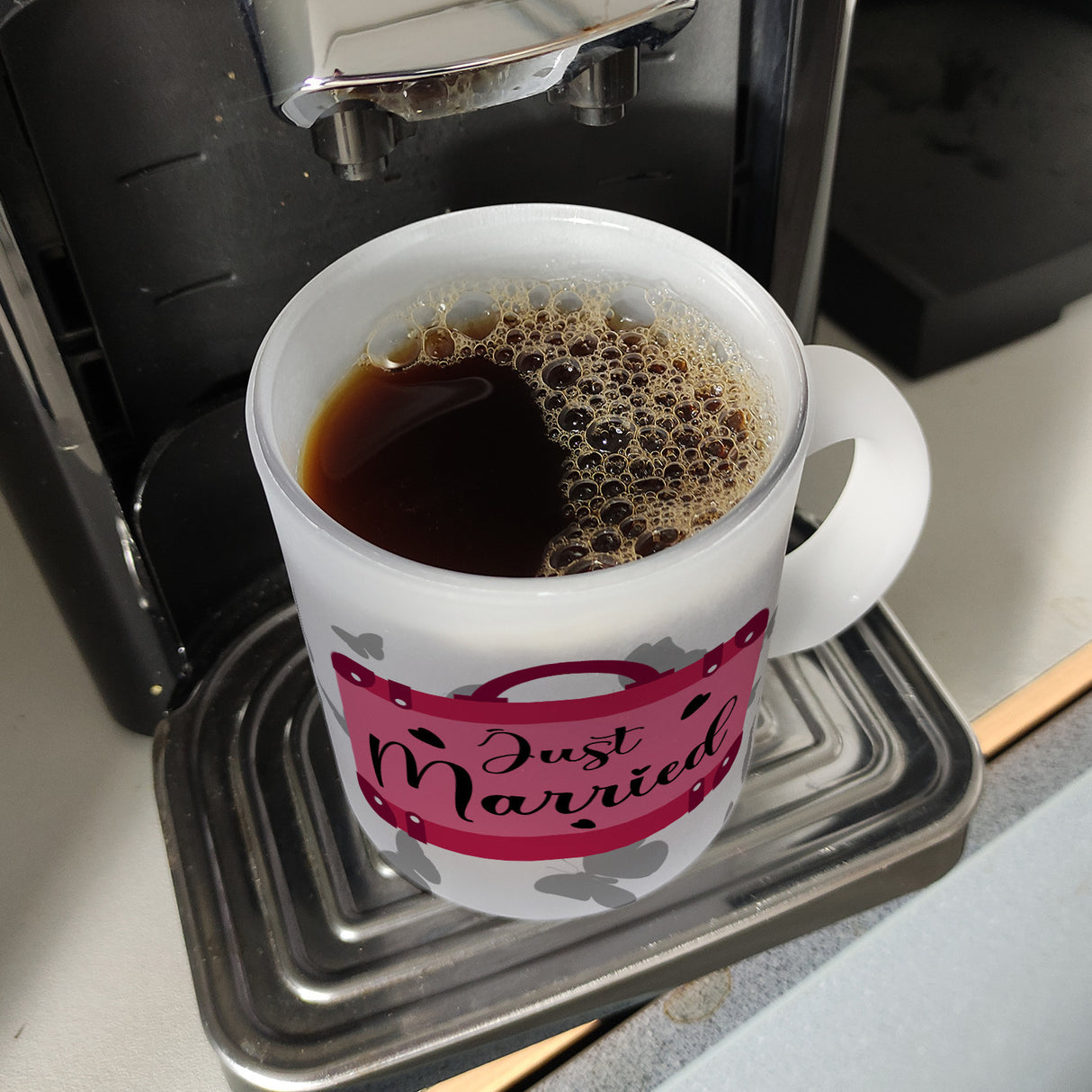 Just married Hochzeit Kaffeebecher mit pinkem Koffer