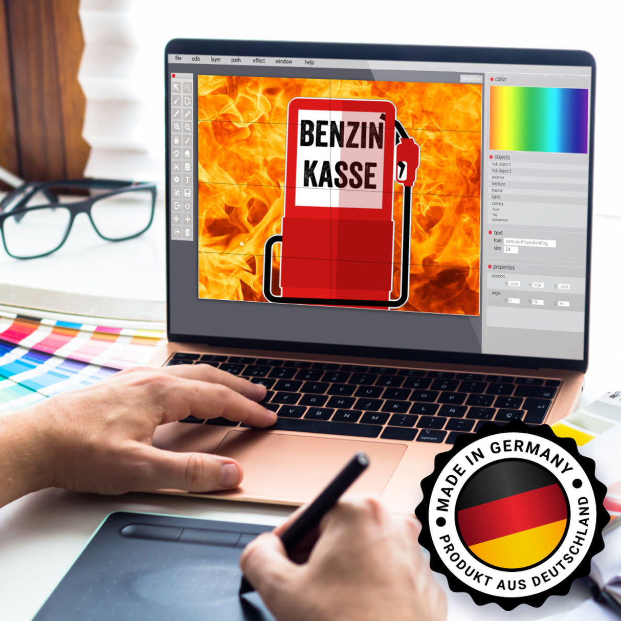 Benzinkasse Zapfsäule Spardose mit grauem Hintergrund