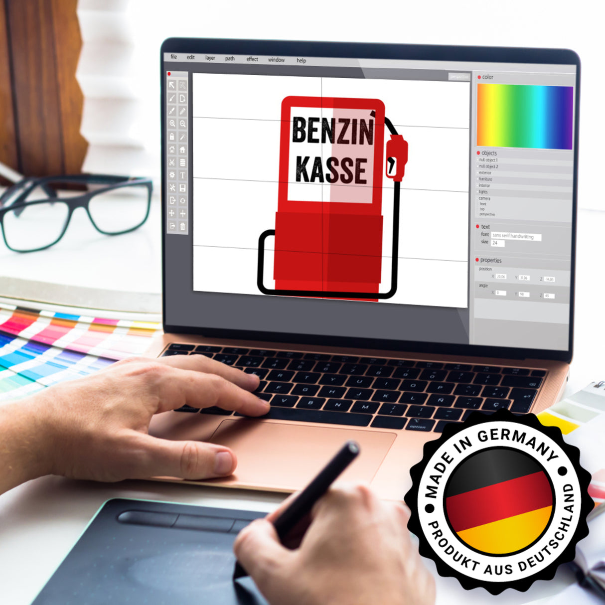 Benzinkasse Zapfsäule Spardose mit grauem Hintergrund