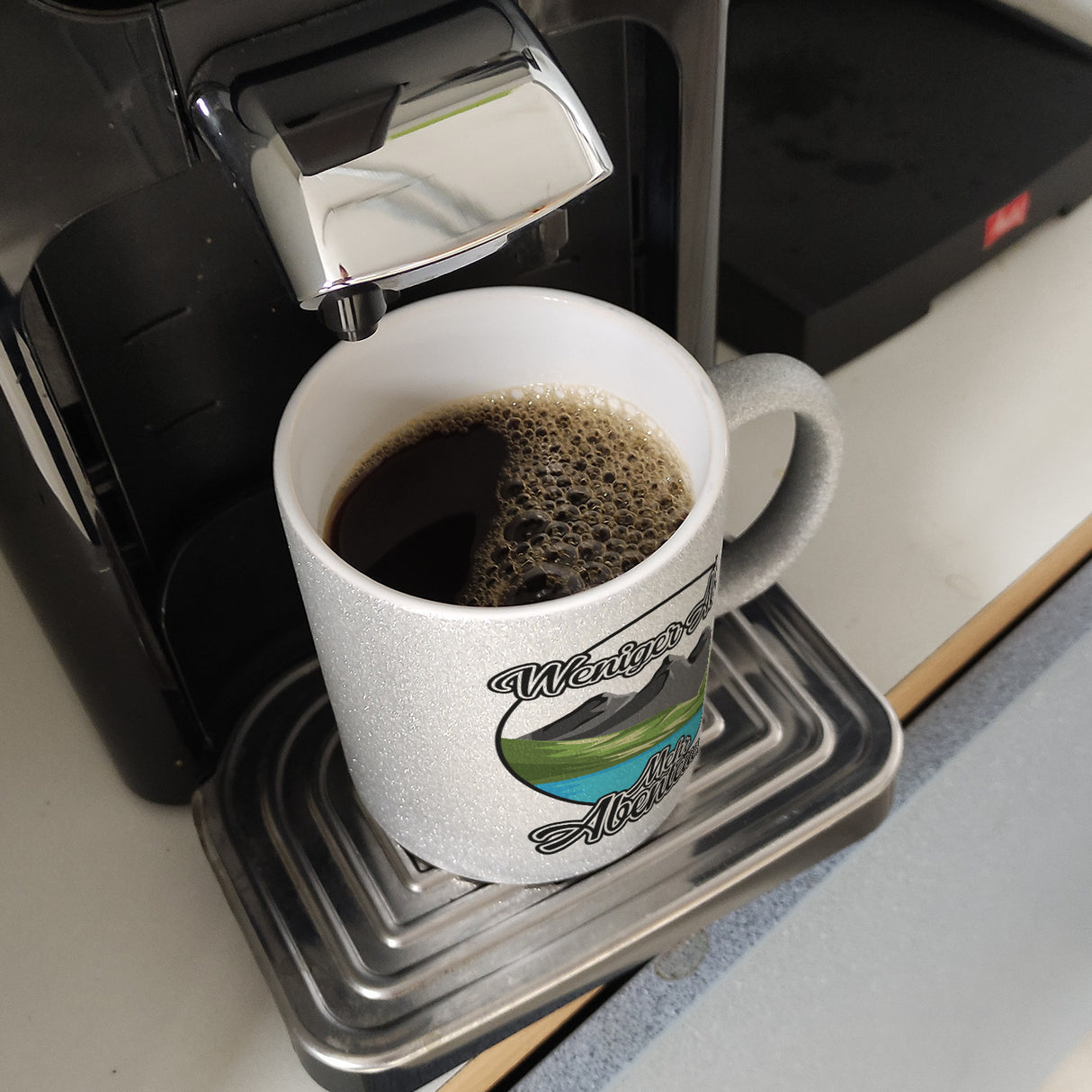 Berge und See Kaffeebecher mit Spruch Weniger Alltag mehr Abenteuer