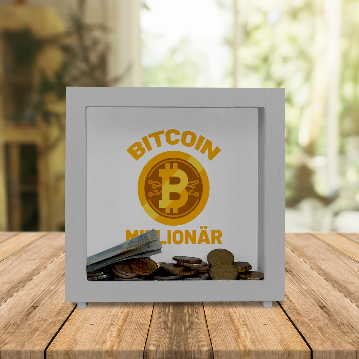 Bitcoin Millionär Spardose mit grünem Hintergrund und Kryptowährung