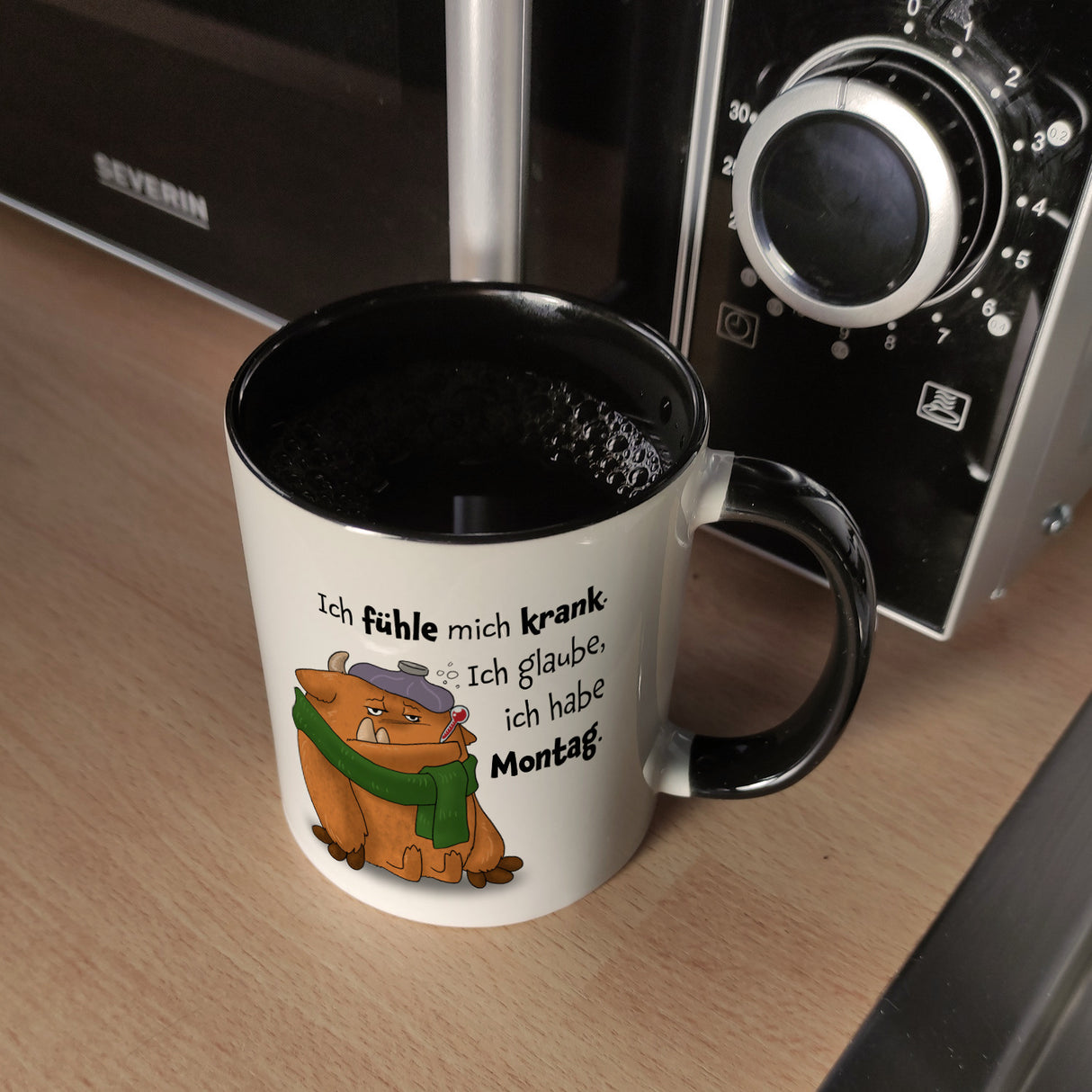 Freches Monster in orange Kaffeebecher mit lustigem Spruch