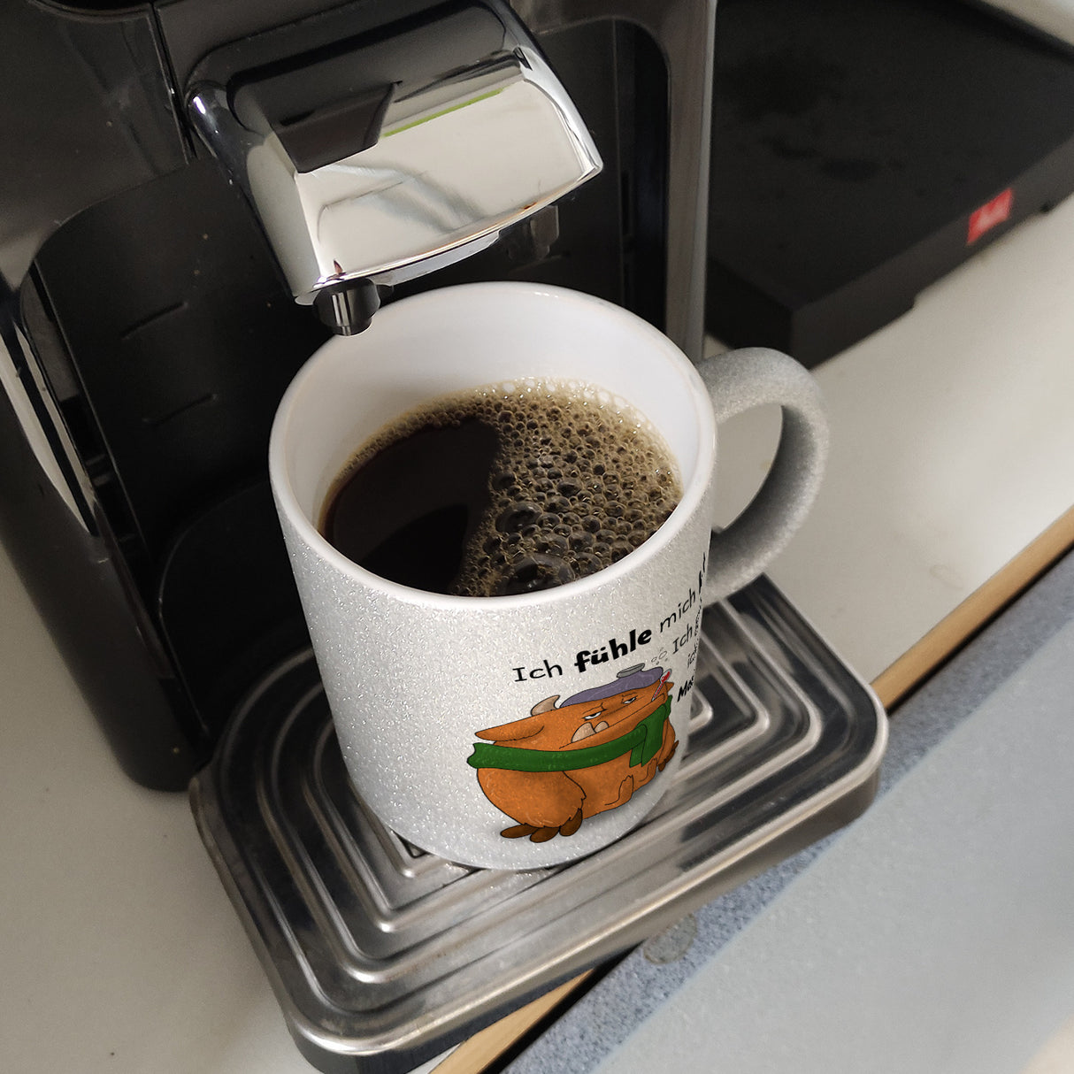 Freches Monster in orange Kaffeebecher mit lustigem Spruch