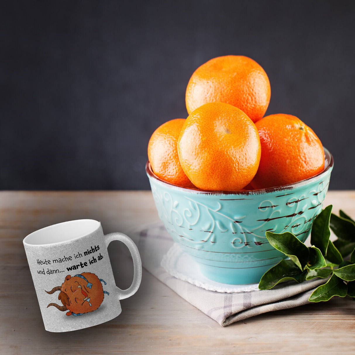 Freches Monster in orange Kaffeebecher mit lustigem Spruch