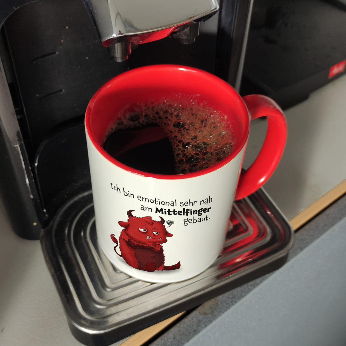 Freches Monster in hellrot Kaffeebecher mit lustigem Spruch