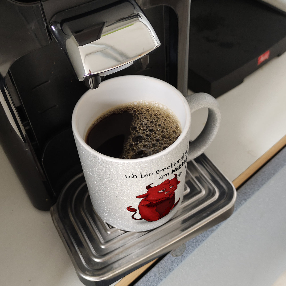 Freches Monster in hellrot Kaffeebecher mit lustigem Spruch