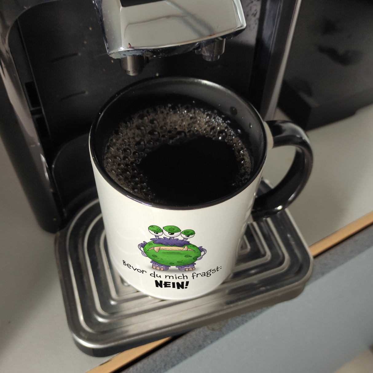 Freches Monster -lila Kaffeebecher mit lustigem Spruch