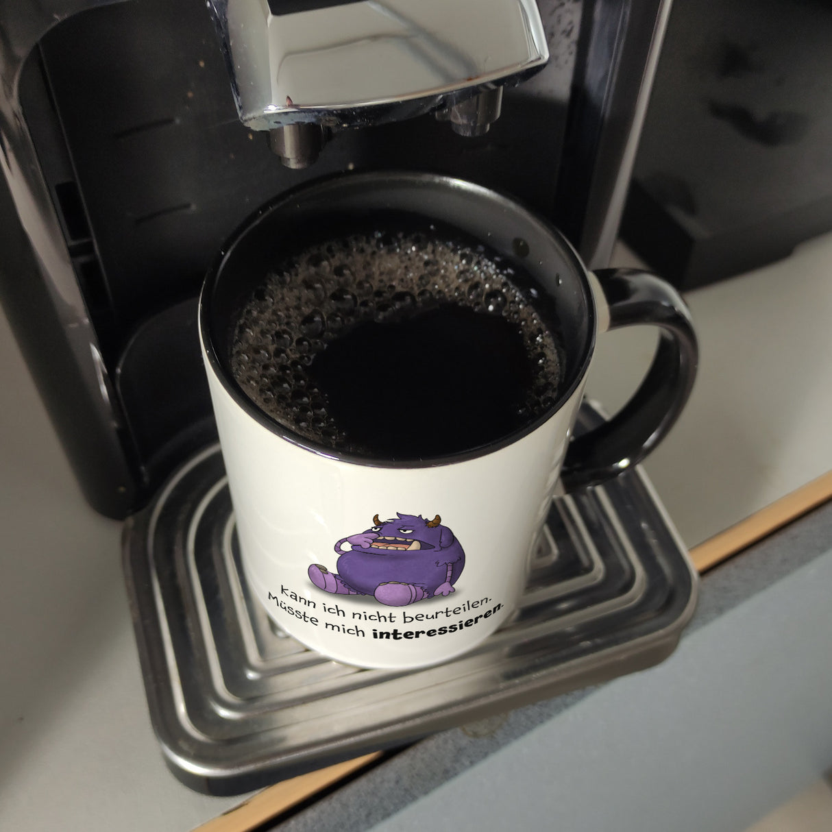 Freches Monster in lila Kaffeebecher mit lustigem Spruch