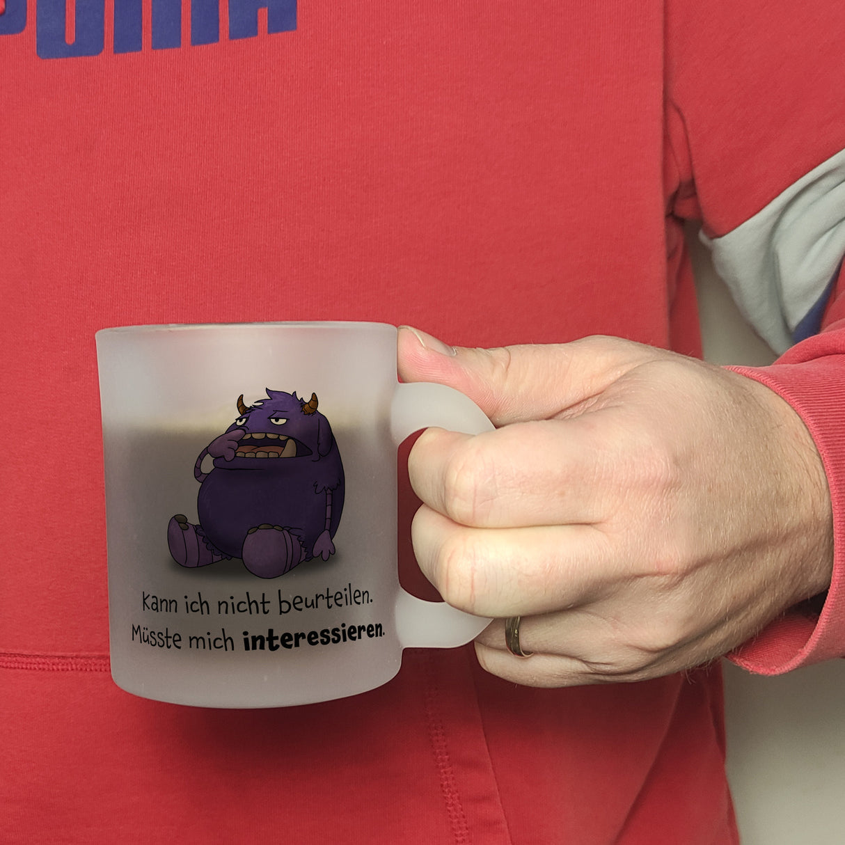 Freches Monster in lila Kaffeebecher mit lustigem Spruch