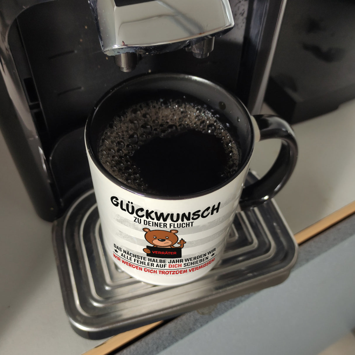 Glückwunsch zur Flucht, Verräter Mittelfinger Kaffeebecher mit Bär