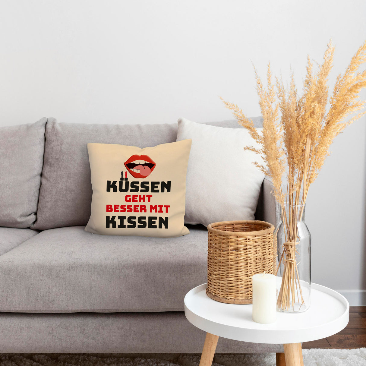 Romantisches Kissen mit Spruch Küssen geht besser mit Kissen