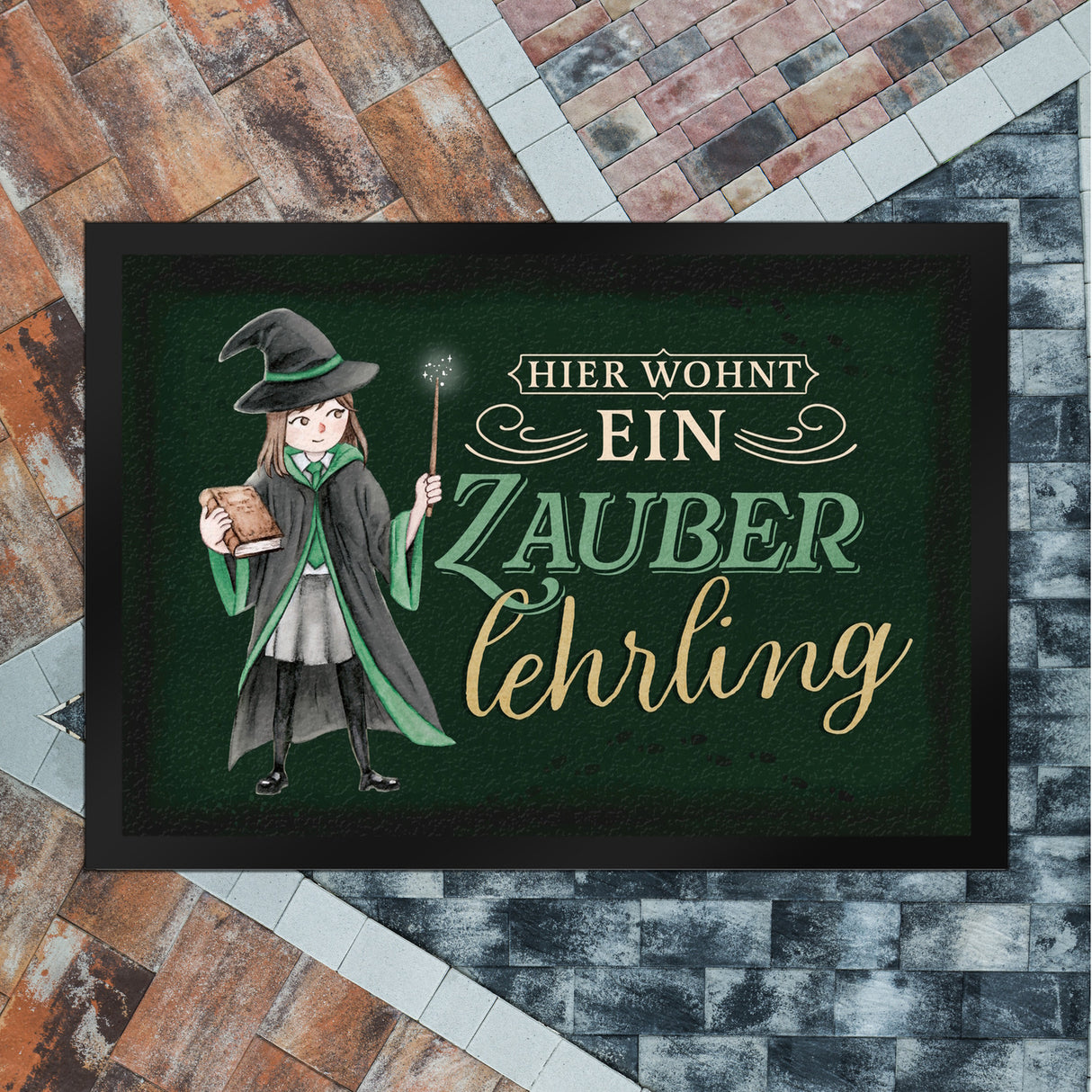 Zauberlehrling Fußmatte in 35x50 cm mit Zauberschülerin mit dunklem Hintergrund