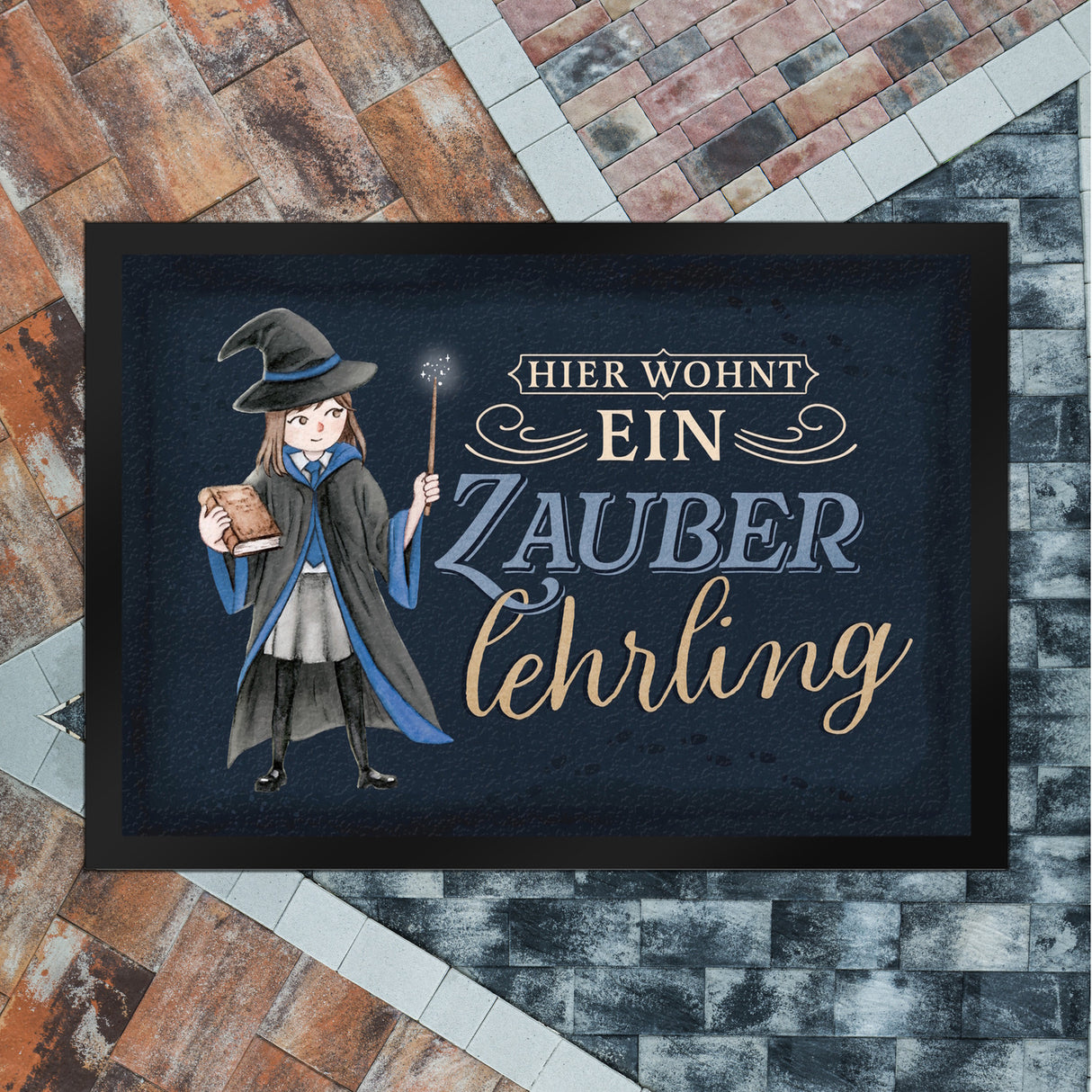 Zauberlehrling Fußmatte in 35x50 cm mit Zauberschülerin mit dunklem Hintergrund