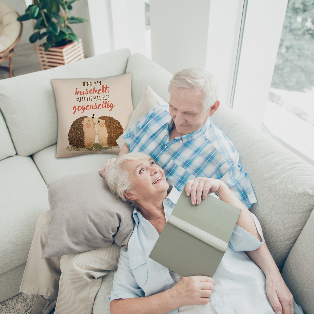 Igel Pärchen Kissen mit Spruch Beim kuscheln repariert man sich gegenseitig