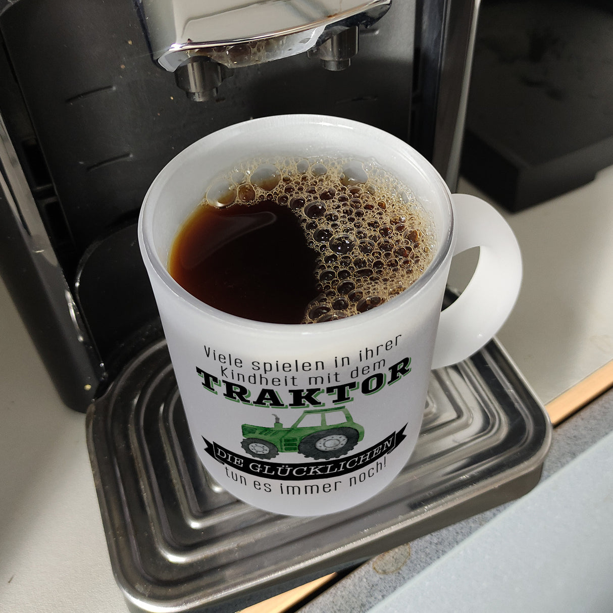 Traktor Kaffeebecher mit Spruch Kindheitsträume - Für immer Traktor fahren
