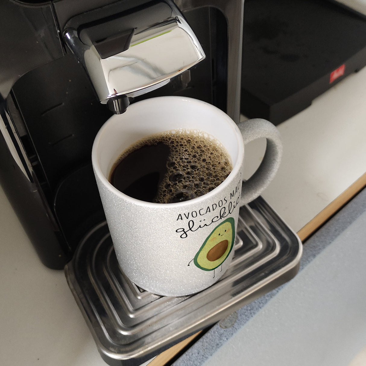 Niedliche Avocado Kaffeebecher mit Spruch Avocados machen glücklich