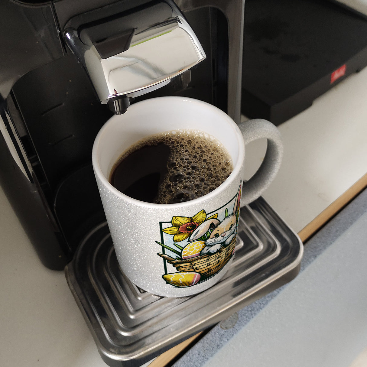 Osterhase im Osternest Kaffeebecher