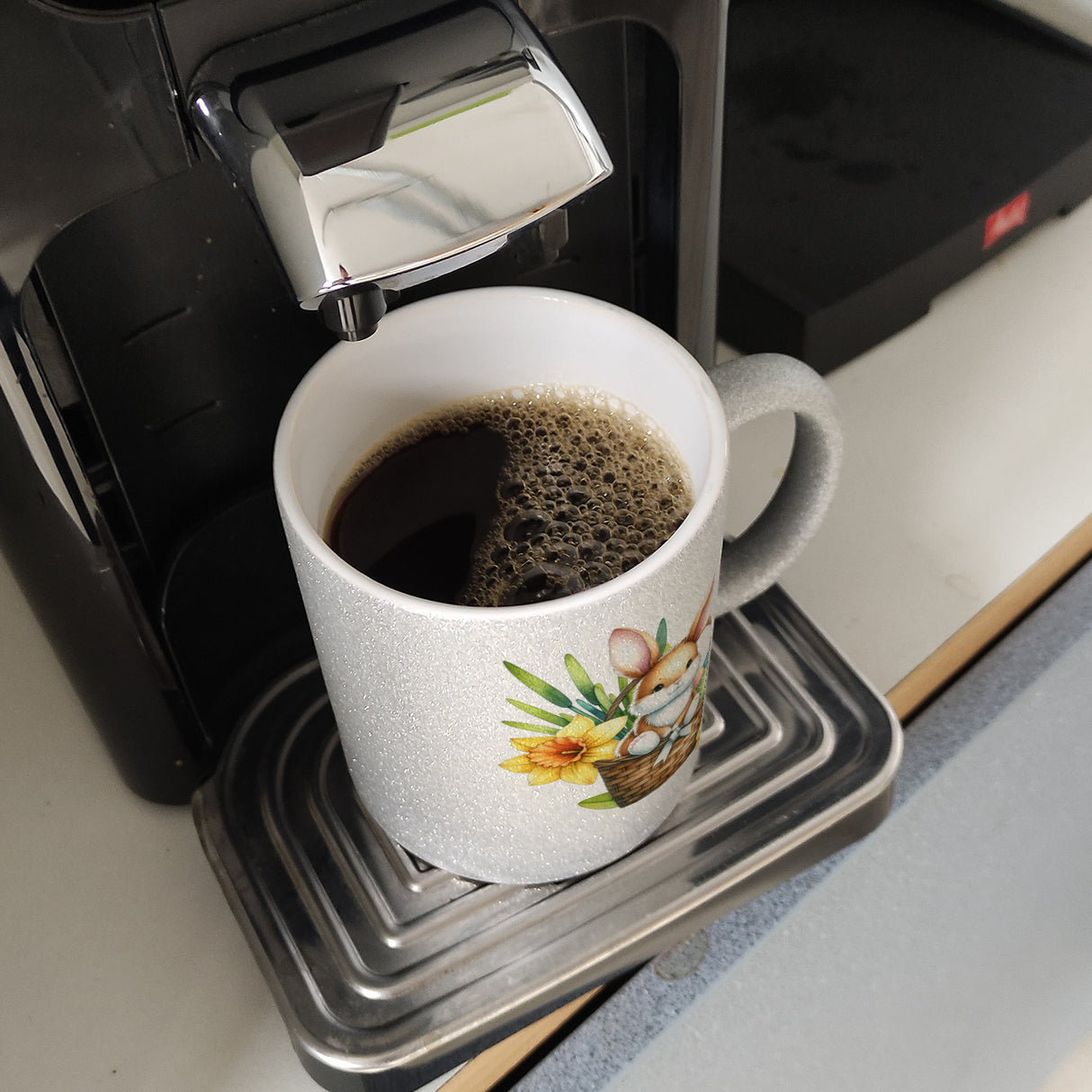 Niedlicher Osterhase im Osternest Kaffeebecher