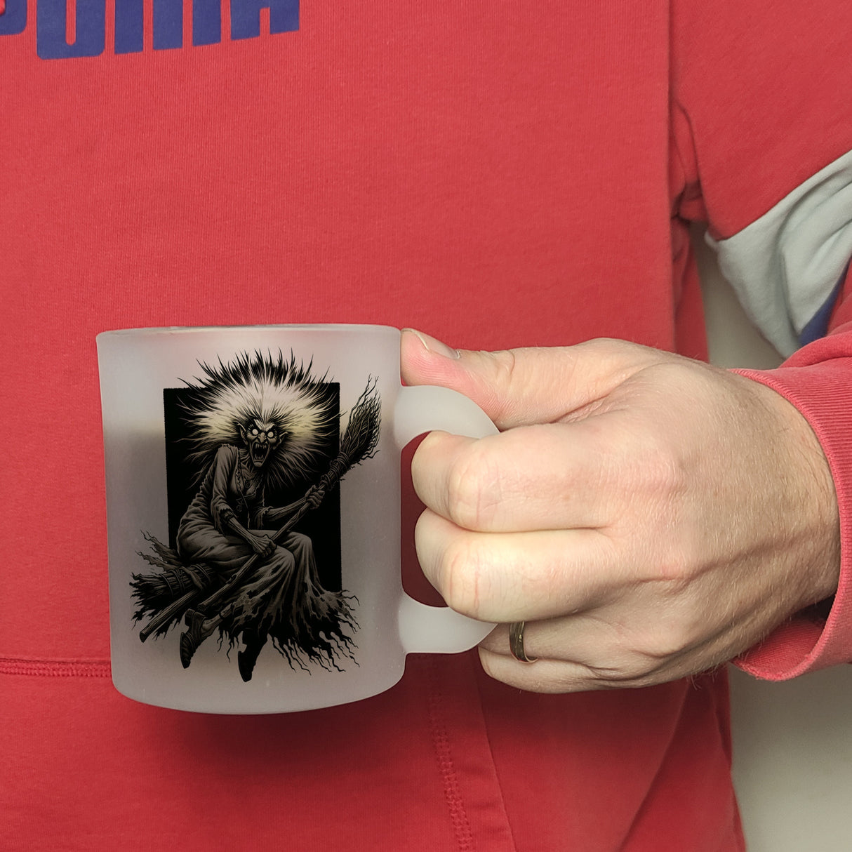 Wütende Hexe auf einem Besen Kaffeebecher