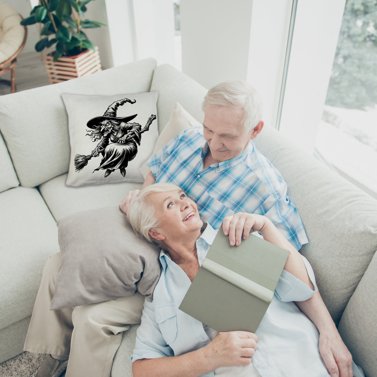 Wütende Hexe mit Besen Kissen