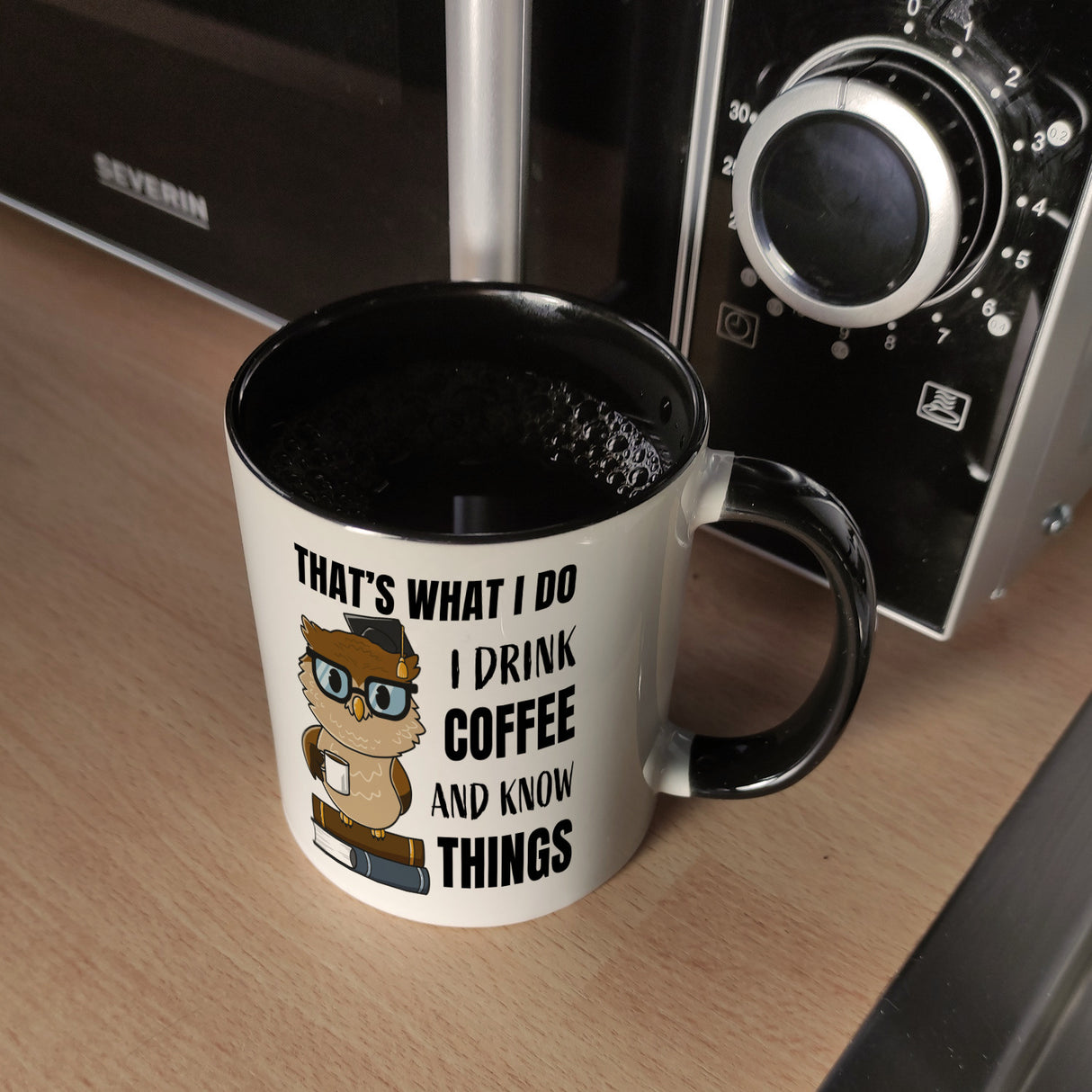 Eule Kaffeebecher mit Spruch I drink coffee and know things