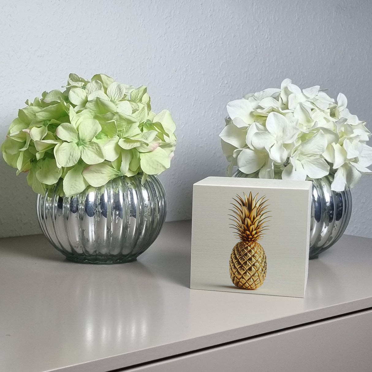Goldene Ananas auf weißem Hintergrund Spardose