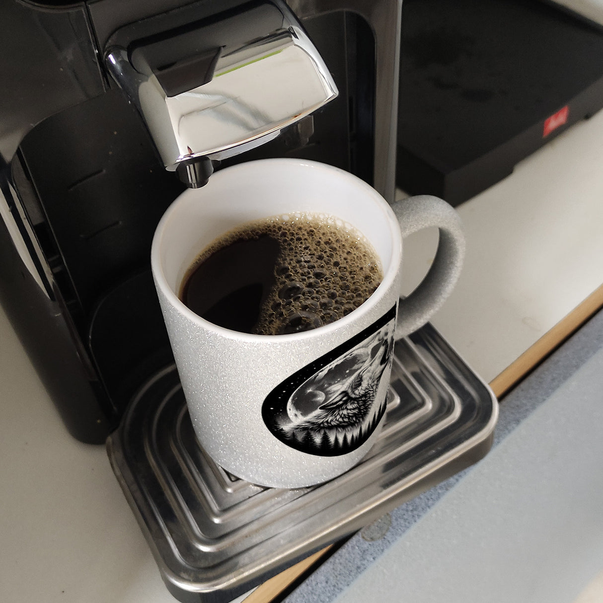 Heulender Wolf im Mondschein Kaffeebecher