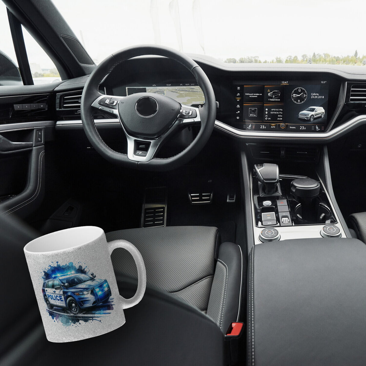Polizeiauto im Einsatz Kaffeebecher