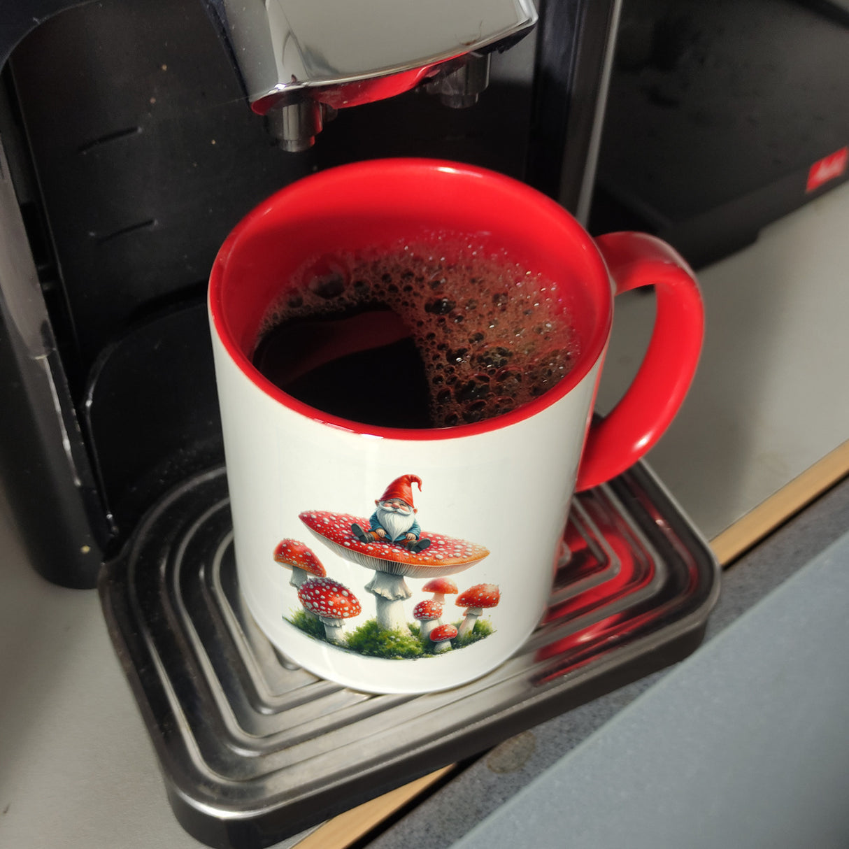 Gartenzwerg auf einem Fliegenpilz Kaffeebecher