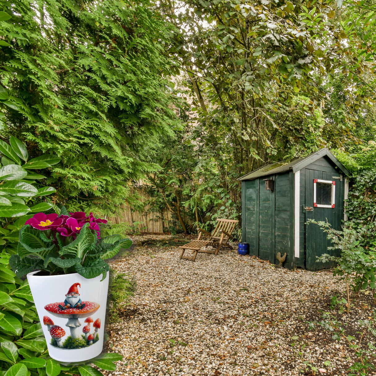 Gartenzwerg auf Fliegenpilz Blumentopf