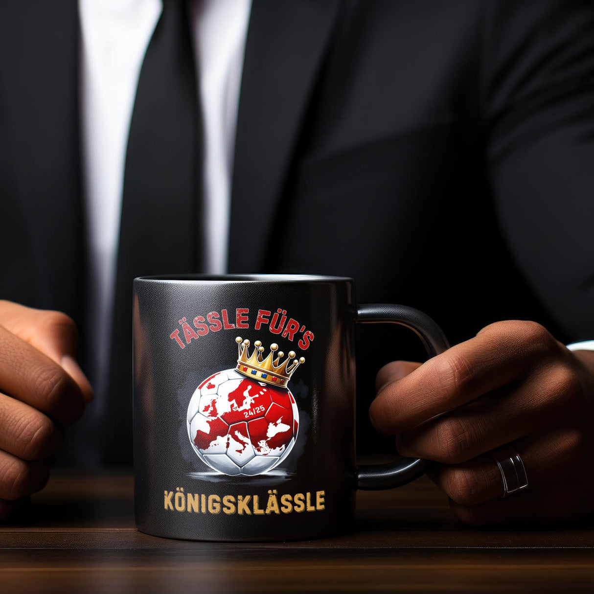 Stuttgart Europa Tasse in Schwarz mit Spruch Tässle fürs Königsklässle