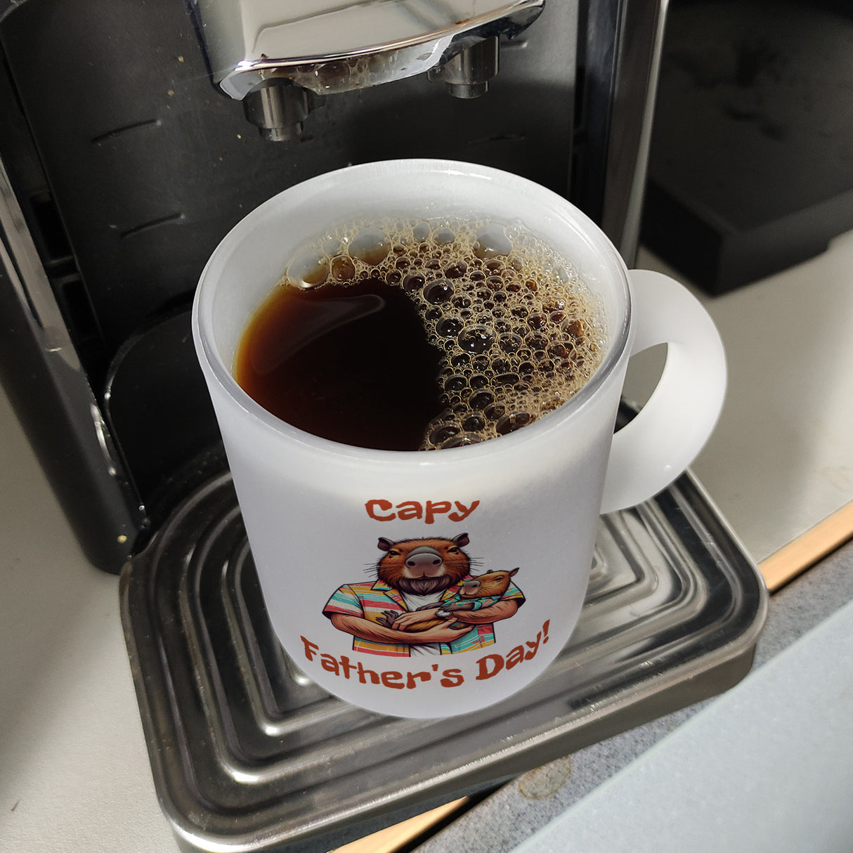 Capybara-Papa mit Kind Kaffeebecher mit Spruch Capy Father's Day