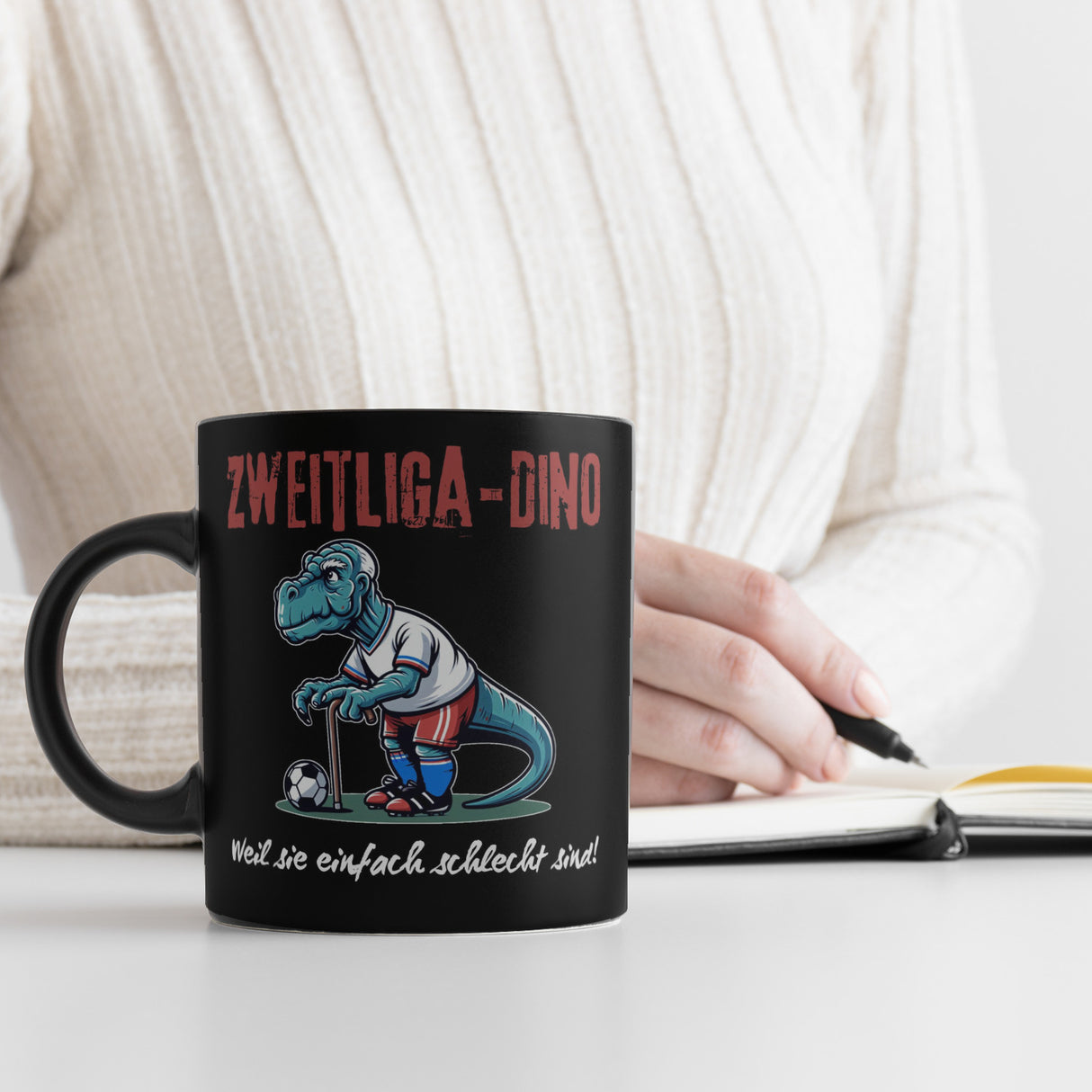 Hamburg Zweitliga-Dino Tasse in Schwarz mit Spruch Weil sie einfach schlecht sind