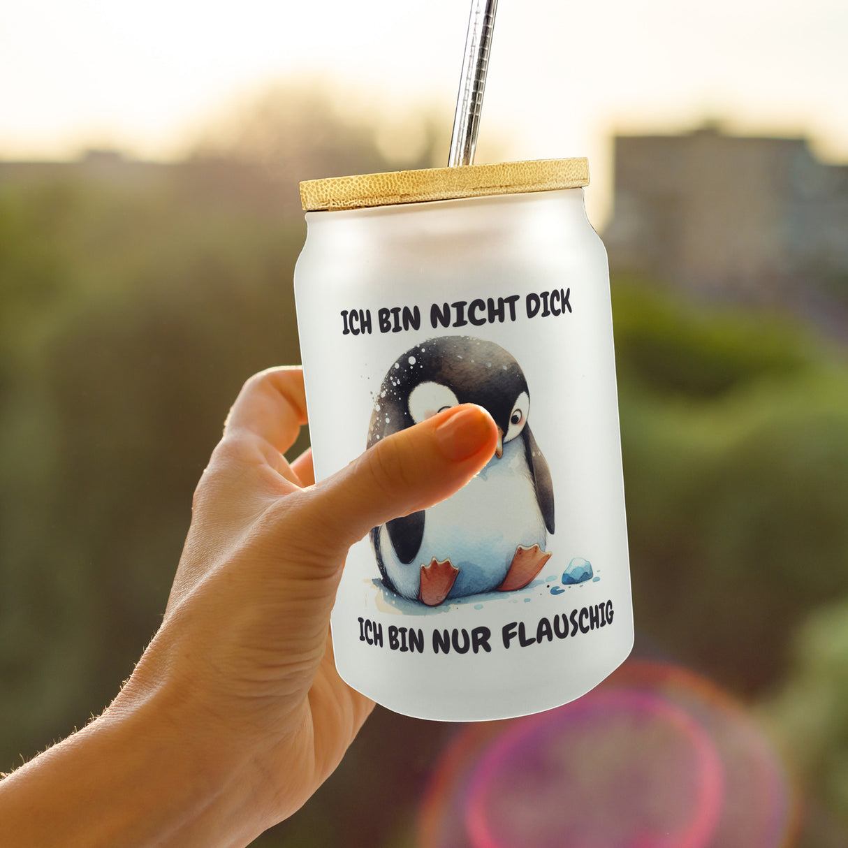 Flauschiger Pinguin Trinkglas mit Bambusdeckel mit Spruch Nicht dick nur flauschig