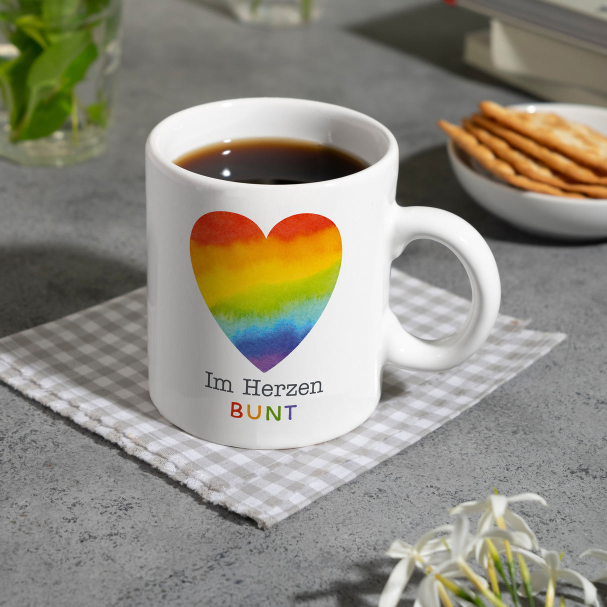 Regenbogenherz Kaffeebecher mit Spruch Im Herzen bunt
