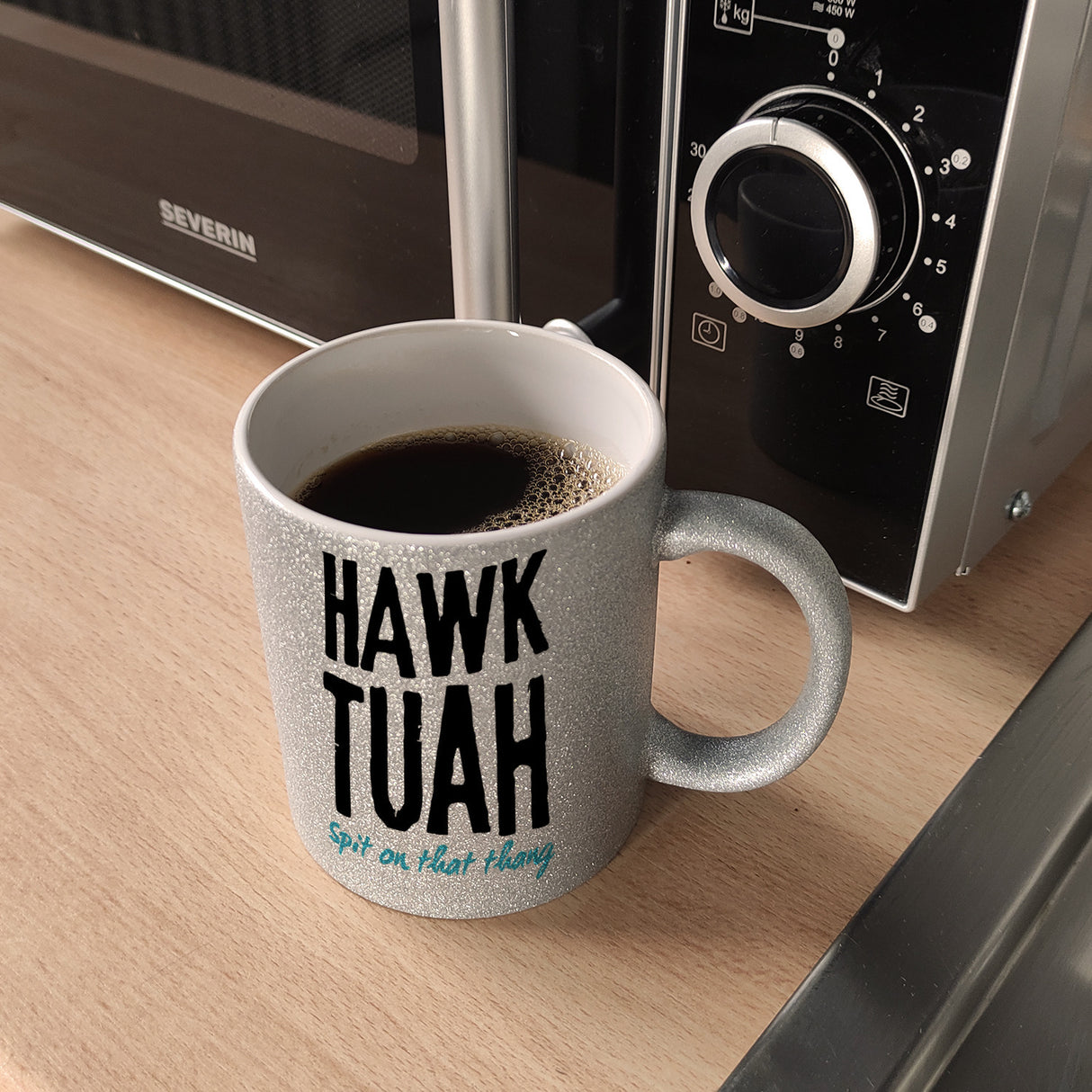 Hawk Tuah Kaffeebecher mit Spruch Spit on that thang