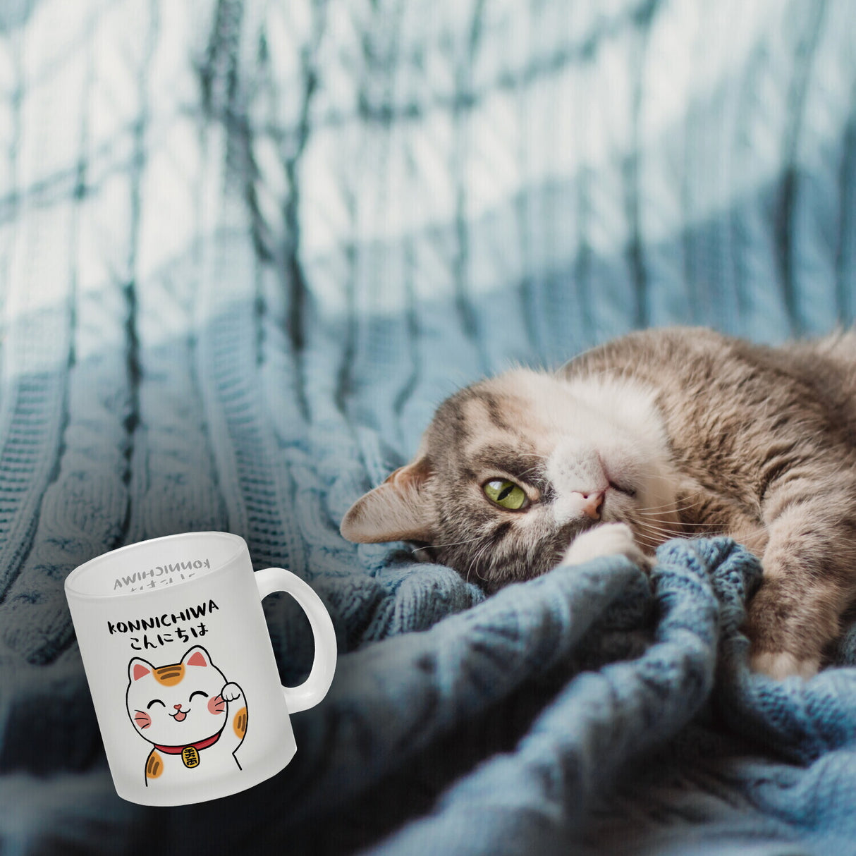 Winkekatze Kaffeebecher mit Spruch Konnichiwa