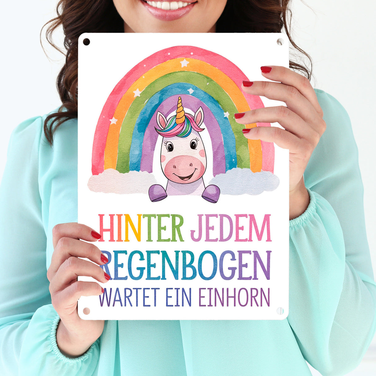 Lächelndes Einhorn Metallschild in 15x20 cm Hinter jedem Regenbogen