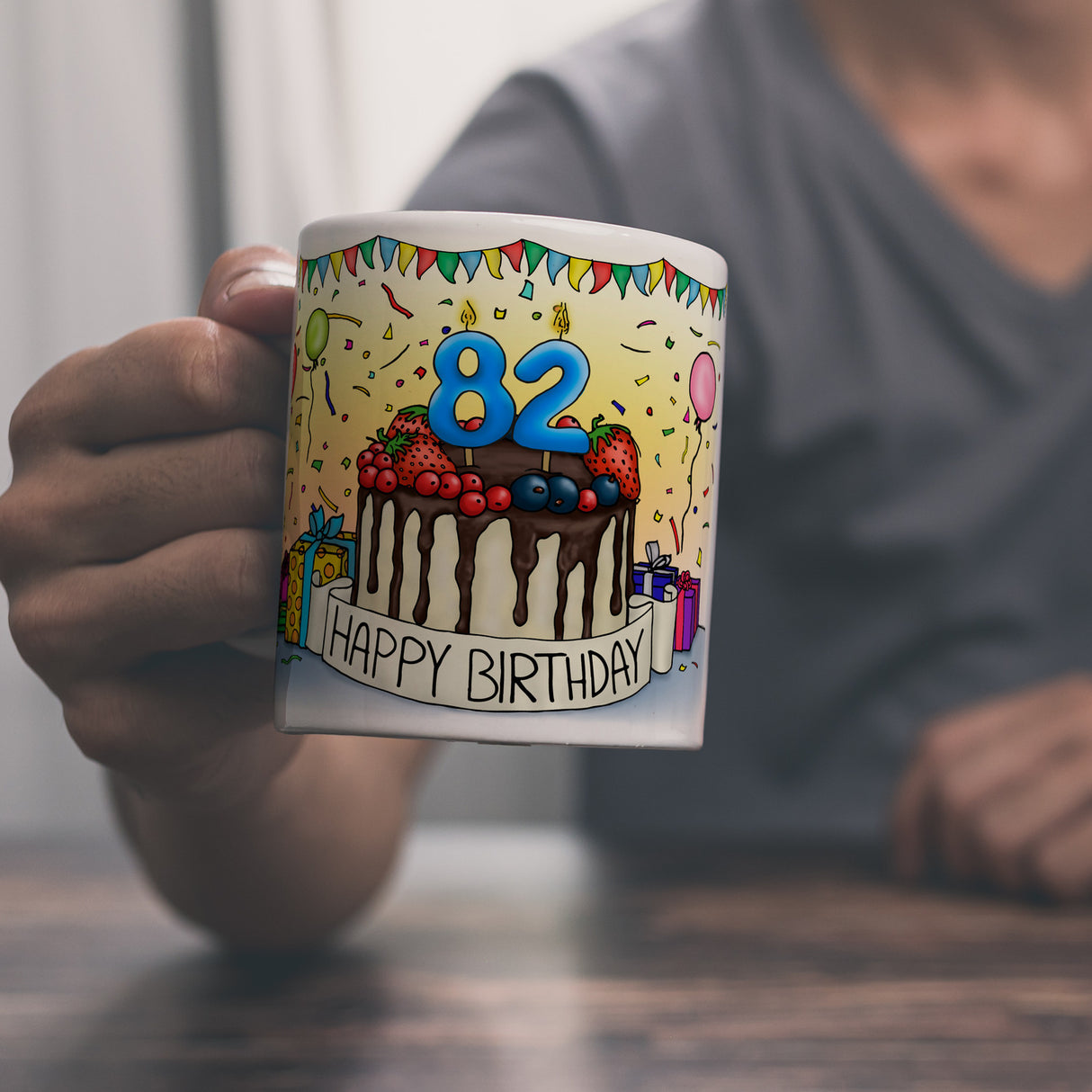 82. Geburtstag Tasse mit Kuchen und Geschenk und Anhänger: zum 29951. Tag