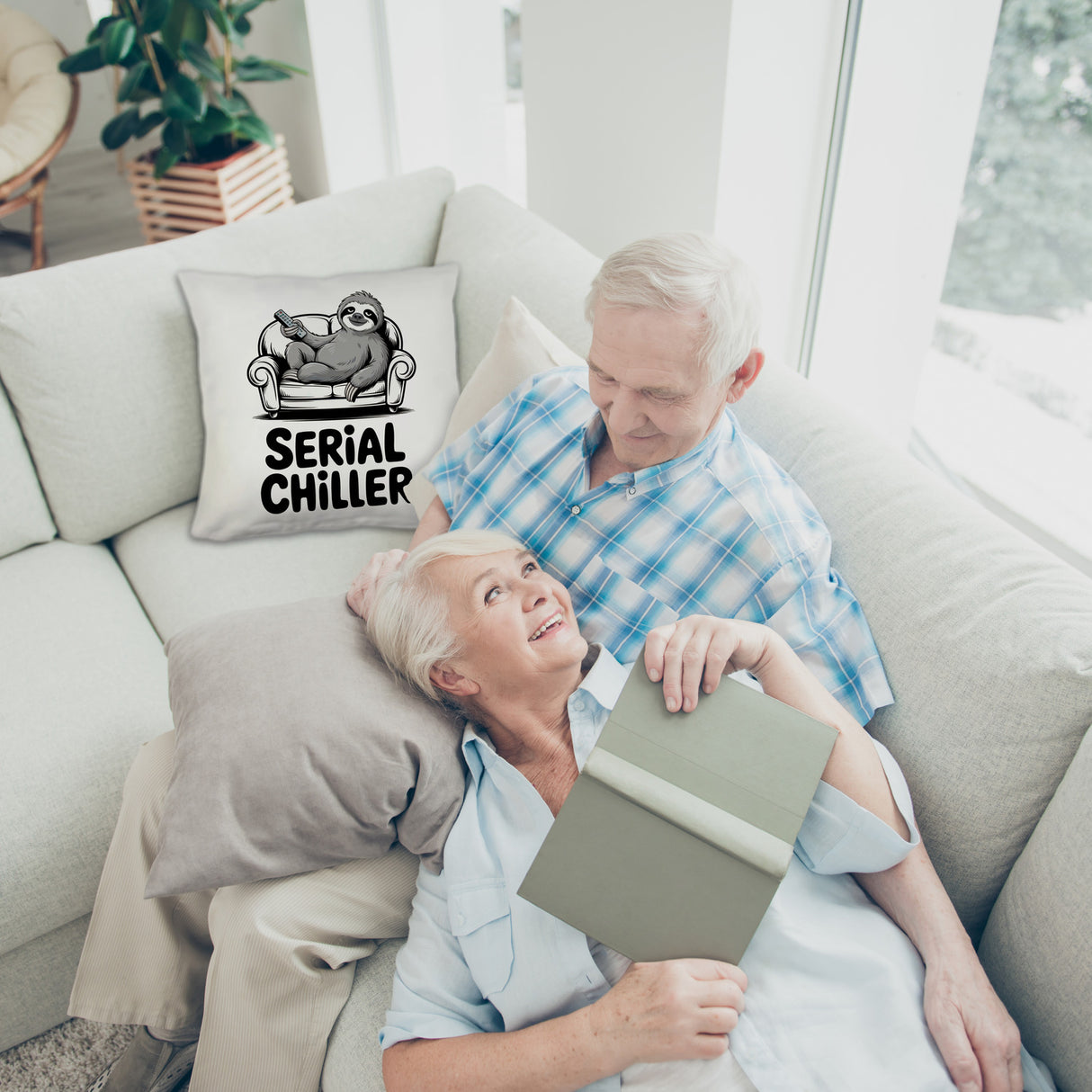 Faultier auf Couch Serial Chiller Kissen