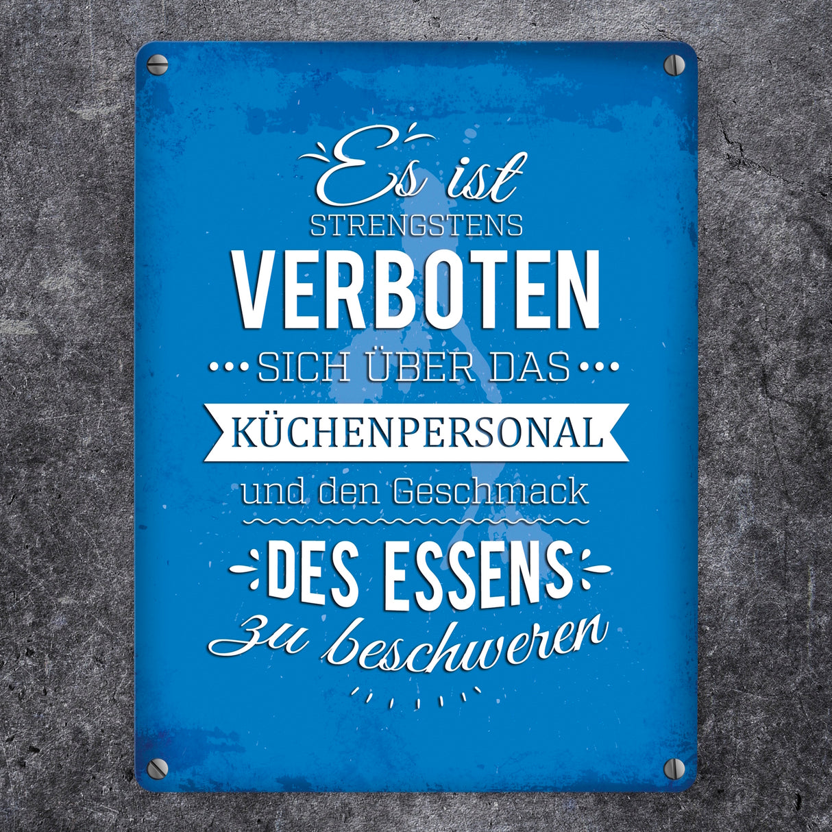 Metallschild mit Spruch: Kritik am Küchenpersonal ist verboten