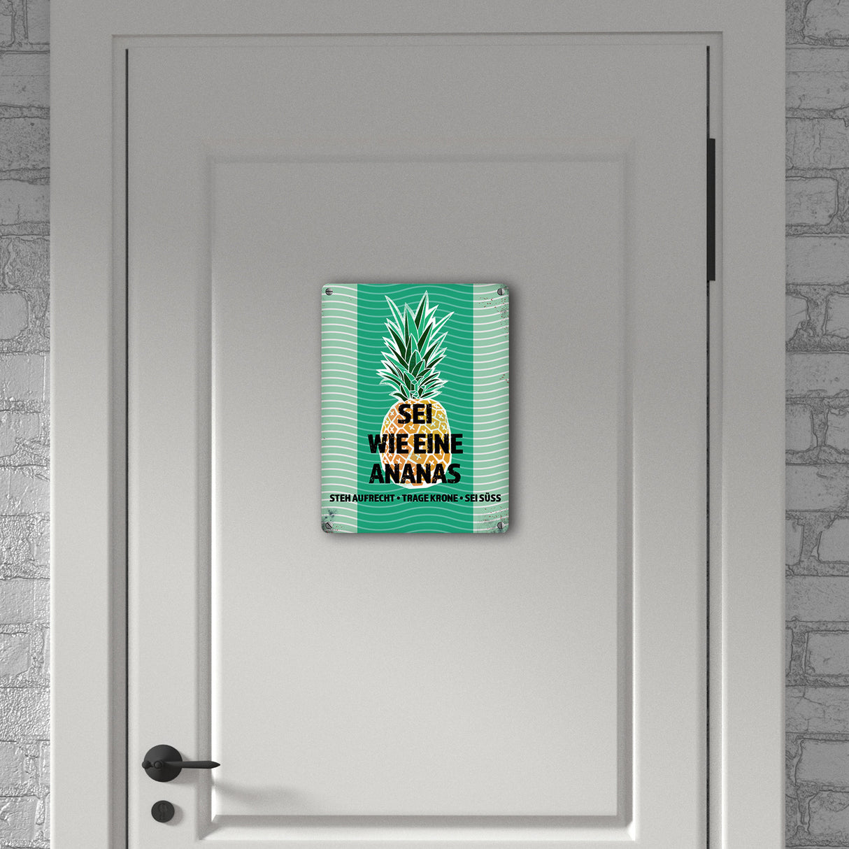 Metallschild mit Spruch: Sei wie eine Ananas