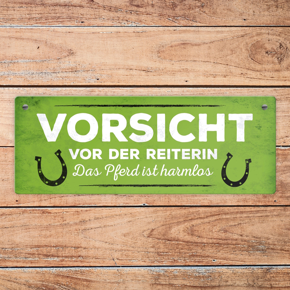 Metallschild mit Spruch: Vorsicht vor der Reiterin, das ...
