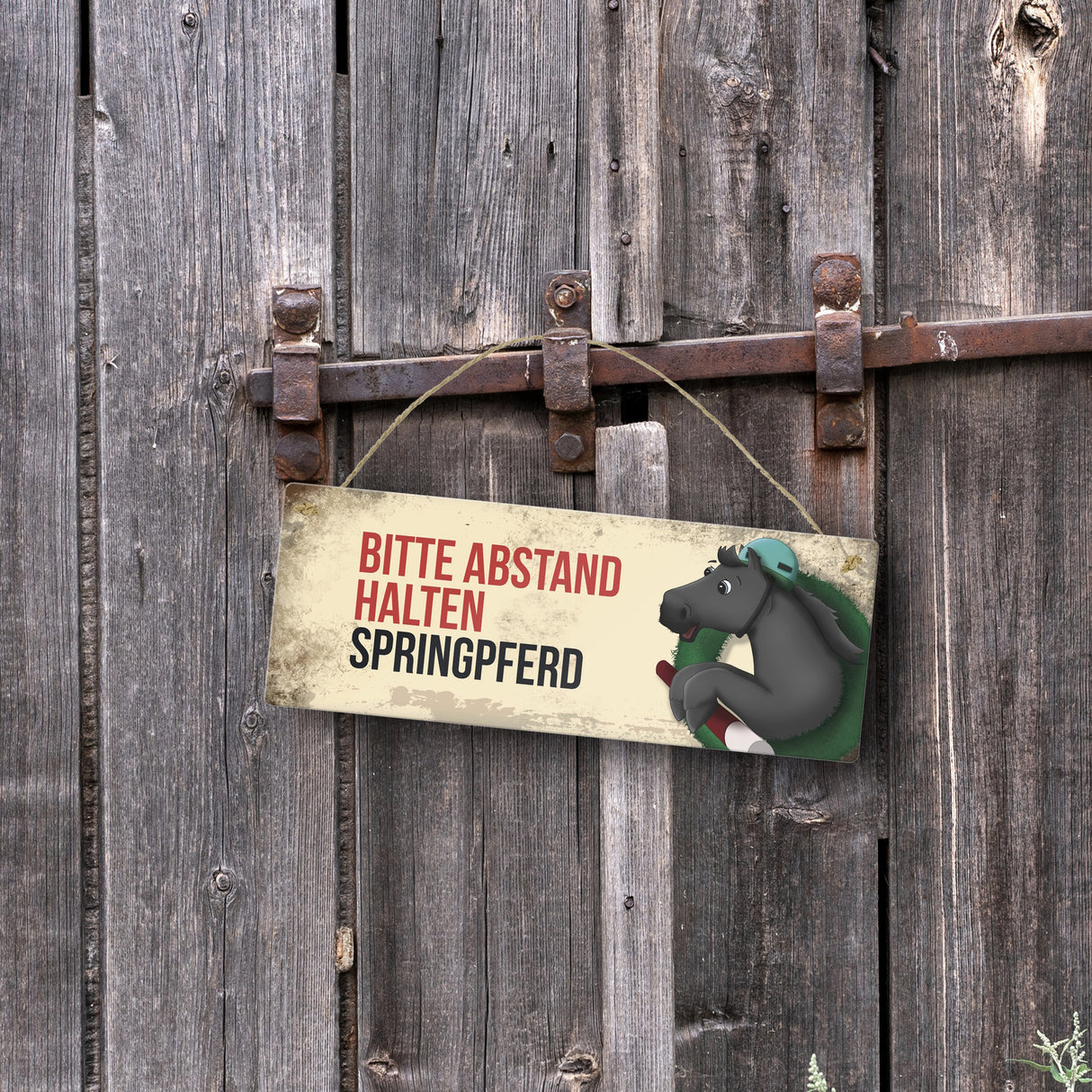 Metallschild mit schwarzem Springpferd Motiv und Spruch: Bitte Abstand halten