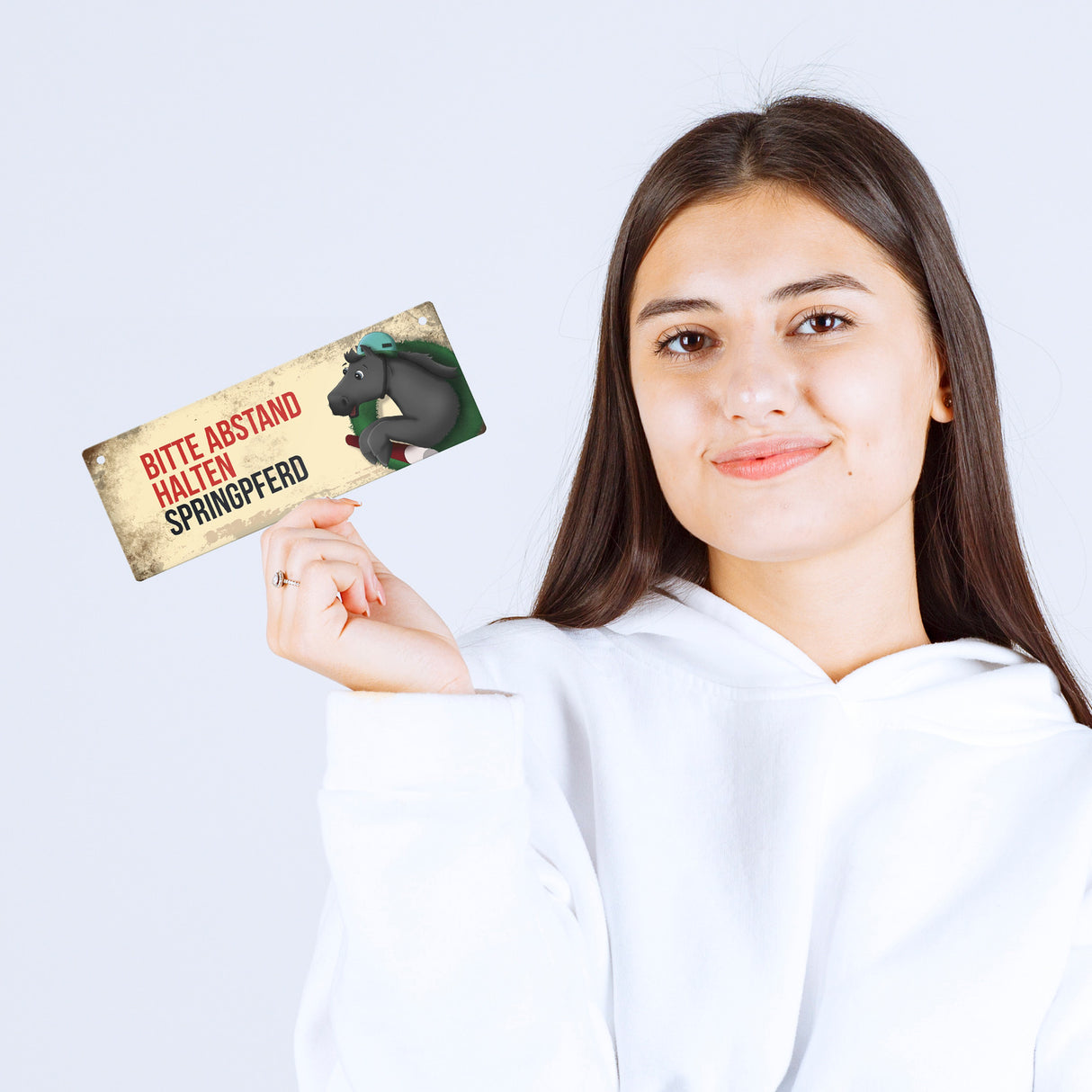 Metallschild mit schwarzem Springpferd Motiv und Spruch: Bitte Abstand halten
