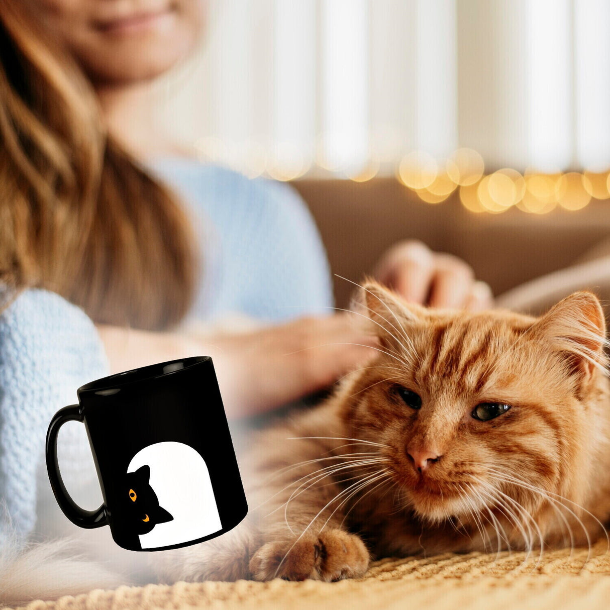 Schwarze Katze schaut durch Schlüsselloch Kaffeebecher